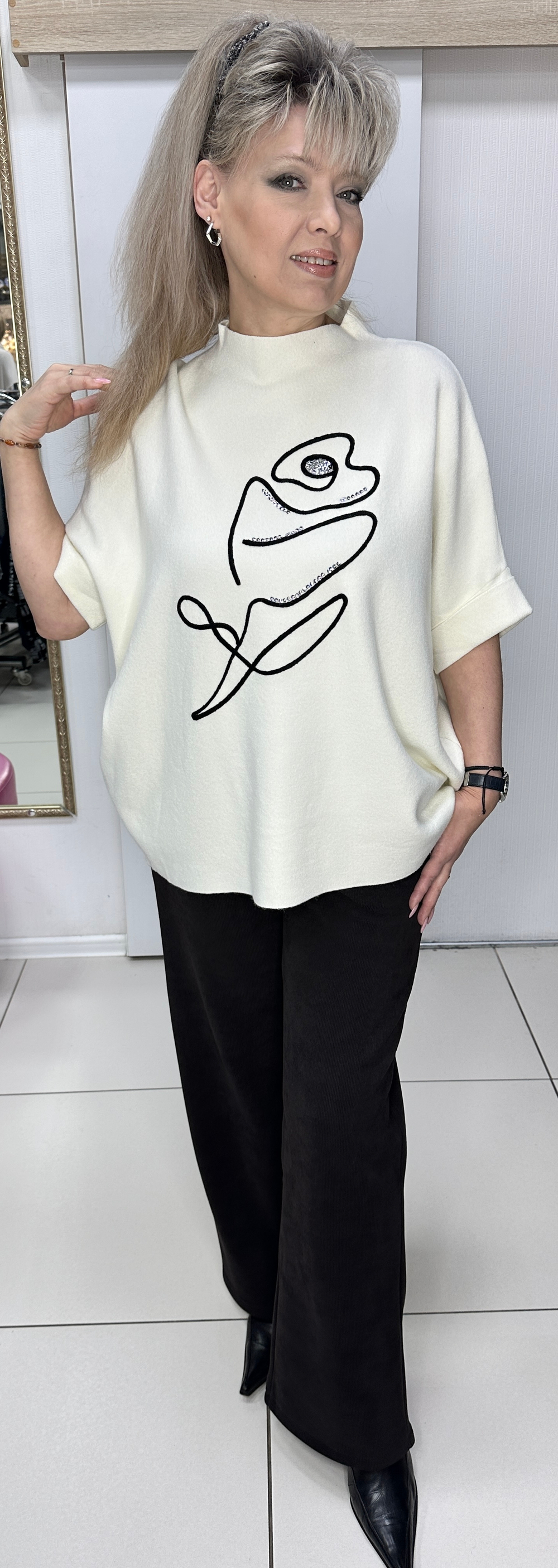 Белый джемпер с изображением цветка