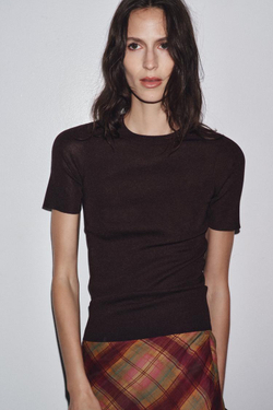 ZARA ОДНОТОННЫЙ ТРИКОТАЖНЫЙ ТОП С КОРОТКИМИ РУКАВАМИ, БАКЛАЖАННЫЙ