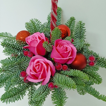 Новогодняя композиция со свечой в стаканчике