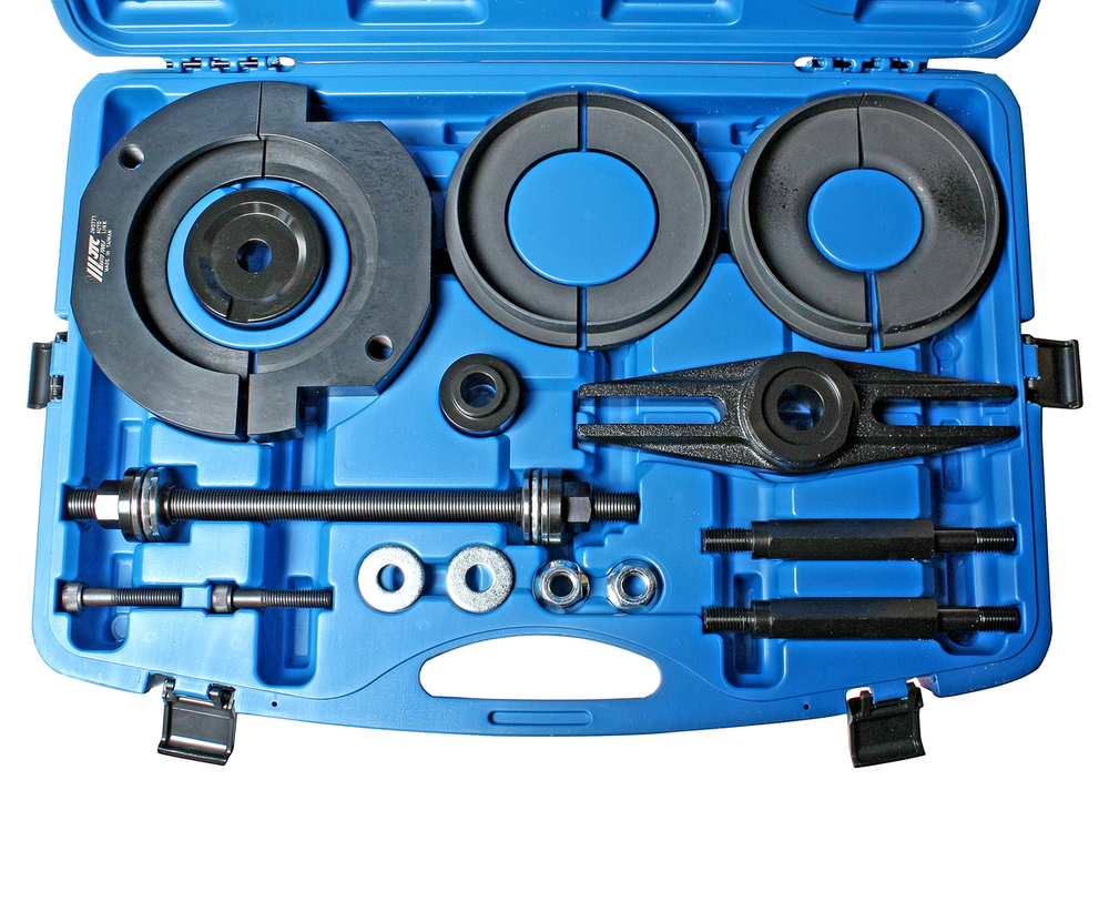 JTC-JW0771 - Съемник подшипников ступиц (VW Transporter) JTC - Комплектация 

Силовой винт (с подшипниками) – 1 шт.
Разборный сектор для выпрессовки подшипника – 1 шт.
Разборный сектор для запрессовки подшипника – 1 шт.
Упорный сектор – 1 шт.
Оправка для выпрессовки – 1 шт.
Оправка для запрессовки – 1 шт.
Монтажный упор – 1 шт.
Упорные штифты – 2 шт.
Винты – 2 шт.
Шайбы – 2 шт.
Гайки – 2 шт.


Описание

Полный комплект инструментов для снятия/установки подшипника ступицы Volkswagen T5.
Все работы выполняются на автомобиле.
Приспособление VW подходит для использования на автомобилях с подшипником 85 мм.


Применение

Volkswagen T5 Transporter.