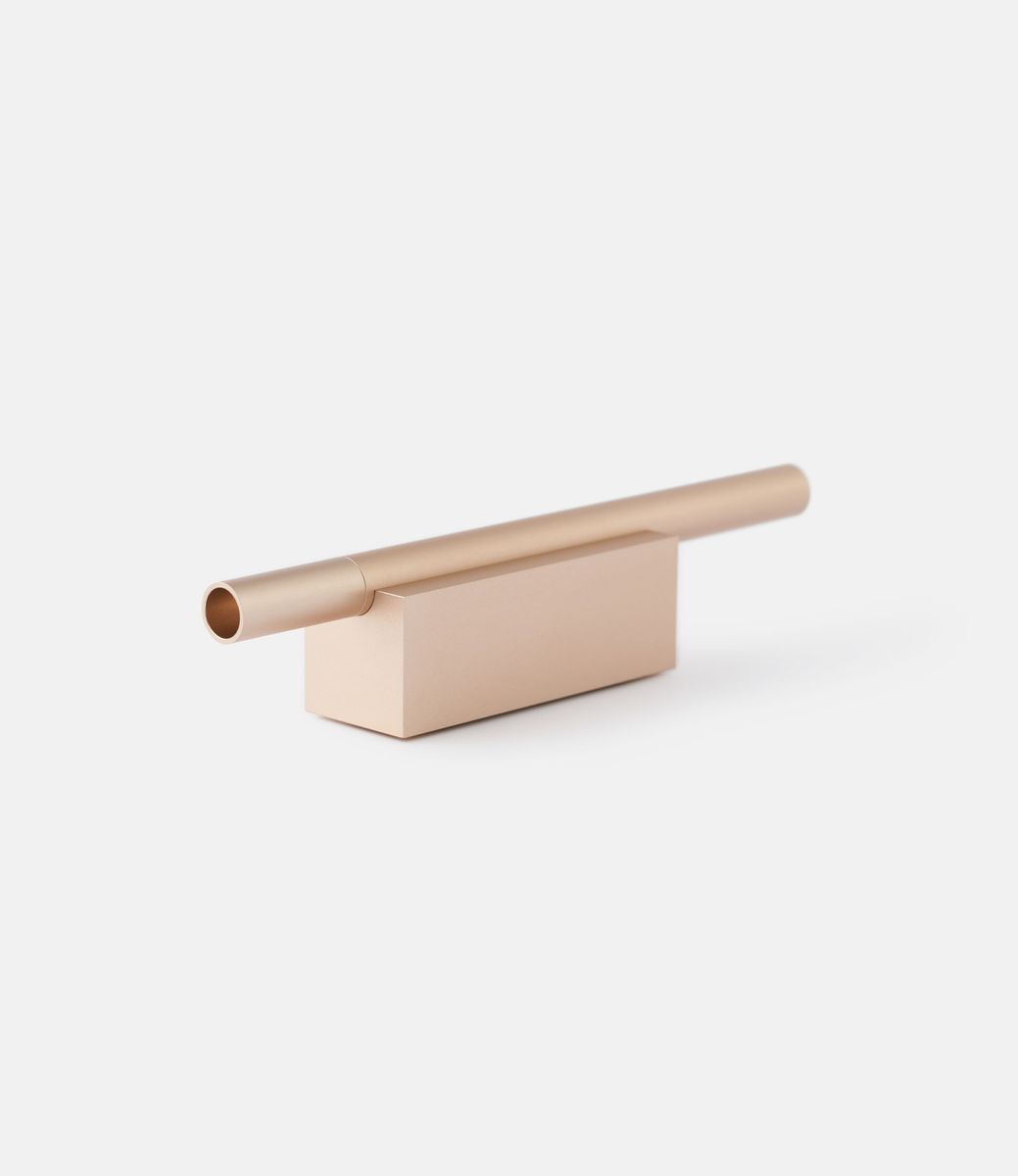 Walden Pen & Stand Sand — настольная ручка из алюминия