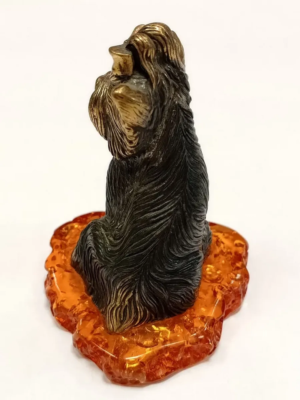 Бронзовая статуэтка на янтаре