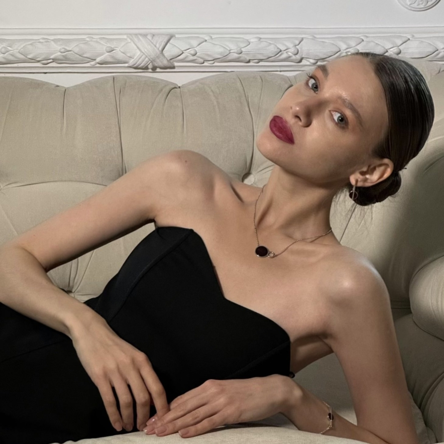 Колье Бесконечность с вишневым янтарем