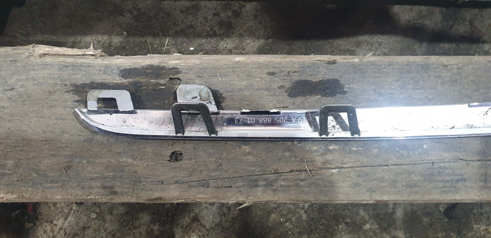 Молдинг решетки радиатора Mercedes C (W205) 14-18 Б/У Оригинал A2058880173