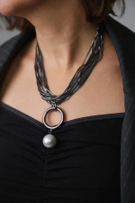 Колье длинные цепи с крупной жемчужиной, оттенок графит