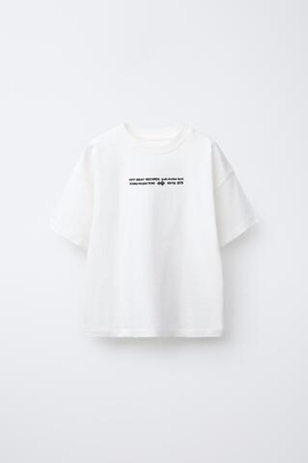 ZARA ФУТБОЛКА С ВЫШИТОЙ НАДПИСЬЮ, ЖЕЛТОВАТО-БЕЛЫЙ