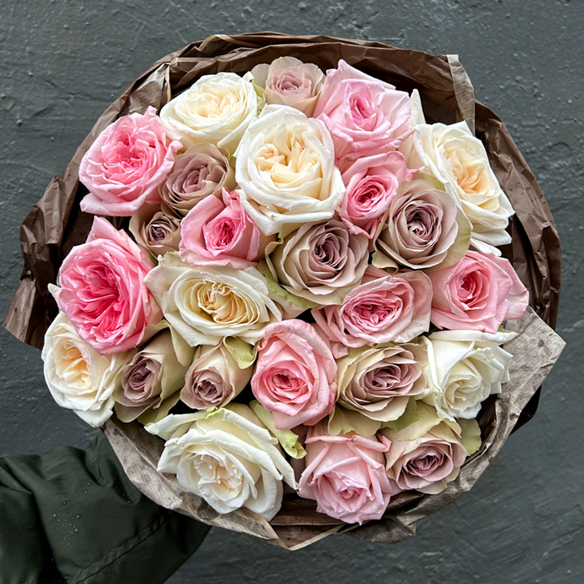 Небесный микс — букет интерьерных и ароматных роз