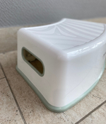 Подставка нескользящая MOW baby "Cube" (белый/оливковый)