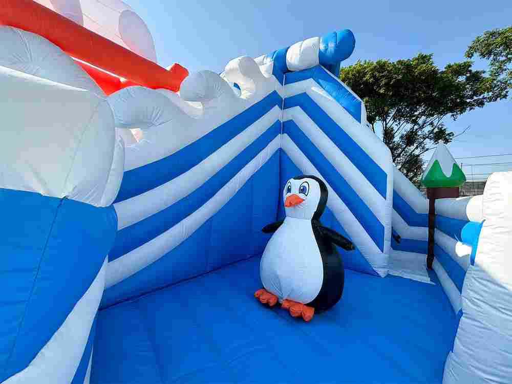 Надувной наземный аквапарк «Морское царство 3» с фигурой пингвина, 21*20*6 м