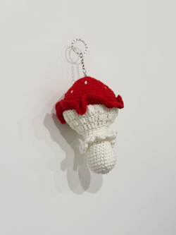 Вязаный брелок-мухомор
