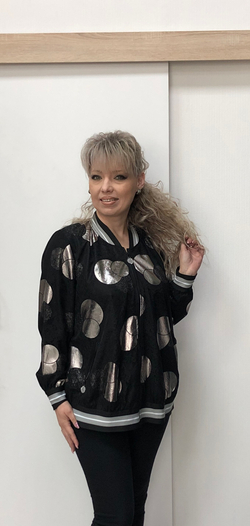 Нарядный бомбер-жакет с серебристыми кругами, на молнии