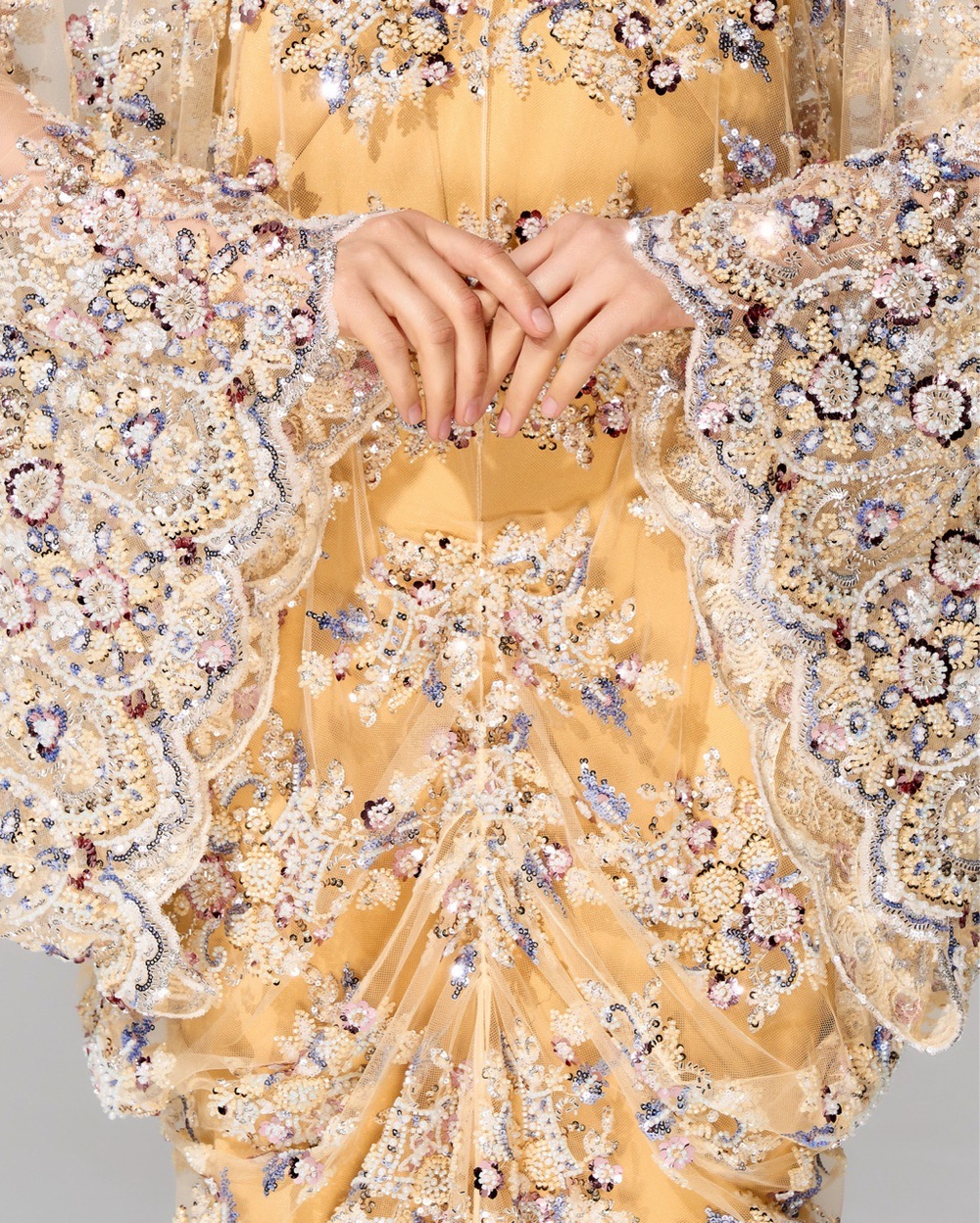 Платье с вышивкой ручной работы