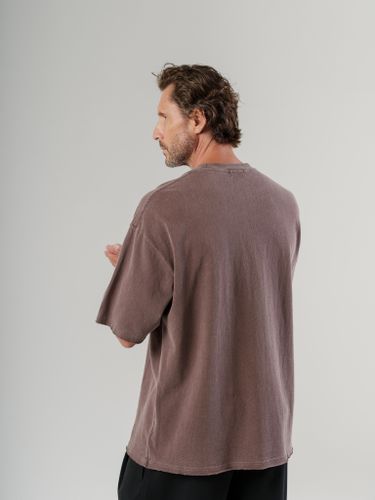 Бордовая футболка с необработанным краем