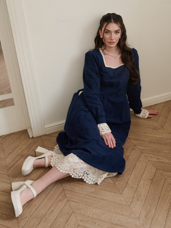 Платье с квадратным вырезом