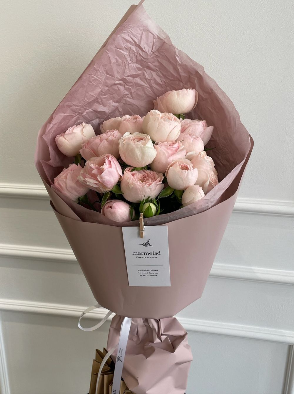 Кулёк из нежной кустовой пионовидной розы