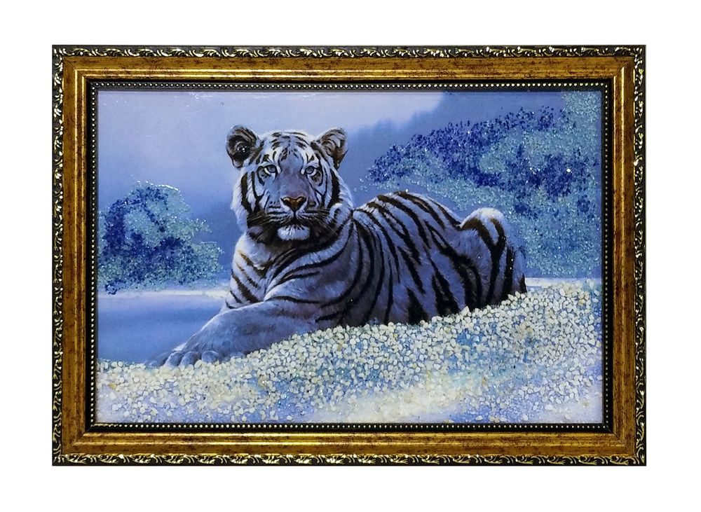 Репродукция &quot;Белый тигр&quot; с подсыпкой уральскими минералами в пластиковом багете 18-23см