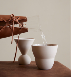 Графин стеклянный в кожаном чехле