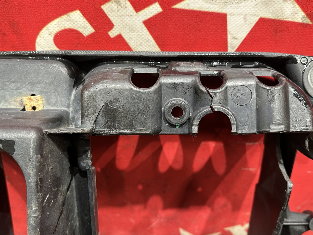 Кронштейн фары левой