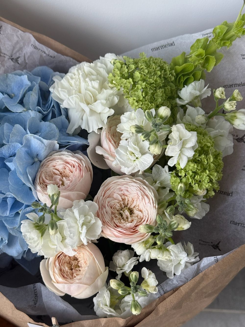 Букет сборный из гортензии, маттиолы, кустовых пионовидных роз и вибурнума