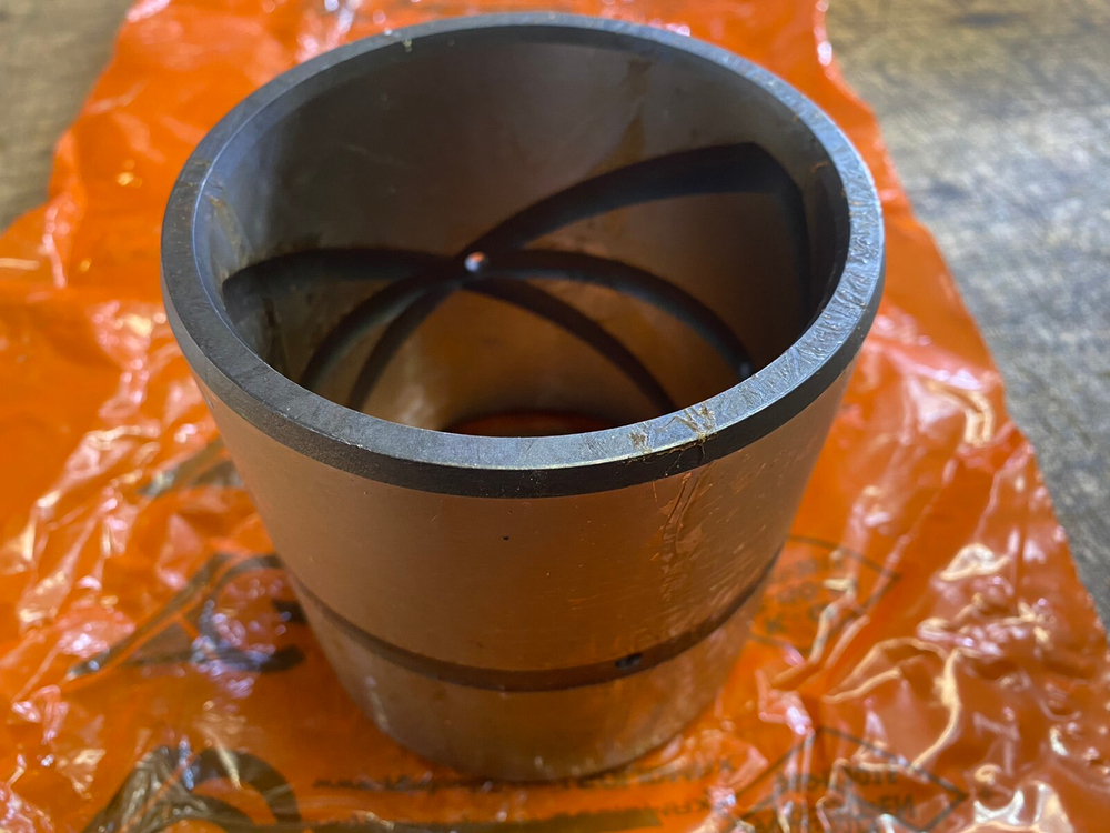 Втулка 421-70-11251