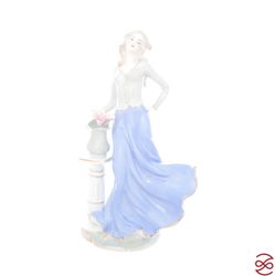 Статуэтка Royal Classics Девушка 30 см