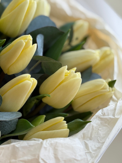 Кремовые тюльпаны и зелень эвкалипта в нежном оформлении Флора Маркет