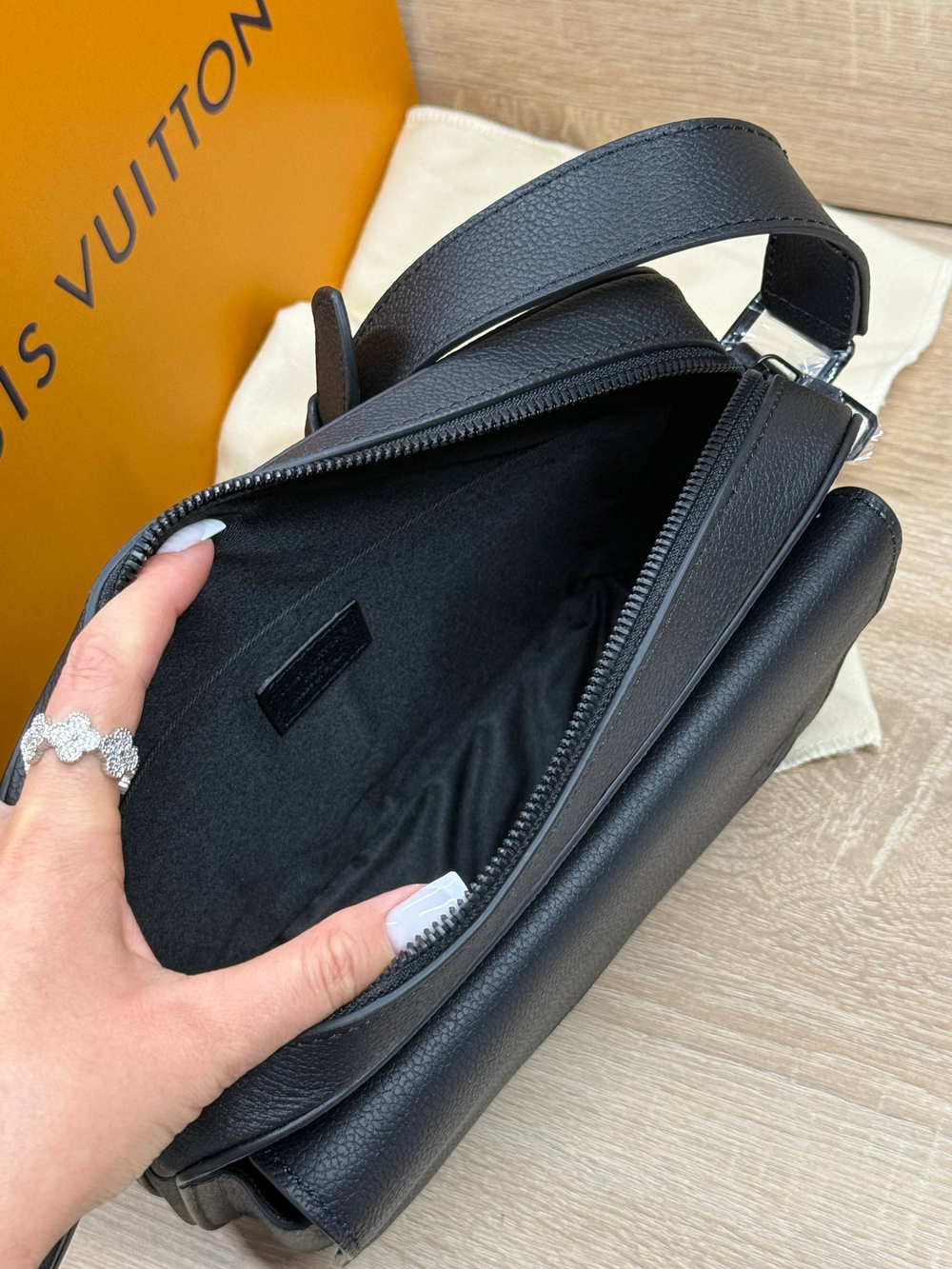 Сумка-мессенджер Louis Vuitton