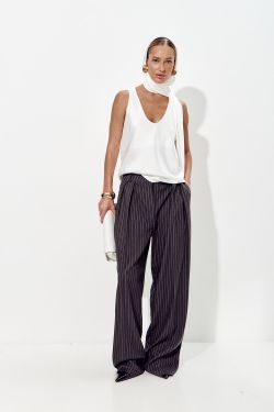 Майка из атласа с глубоким вырезом кремового цвета