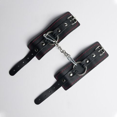 Черные кожаные наручники с красной строчкой