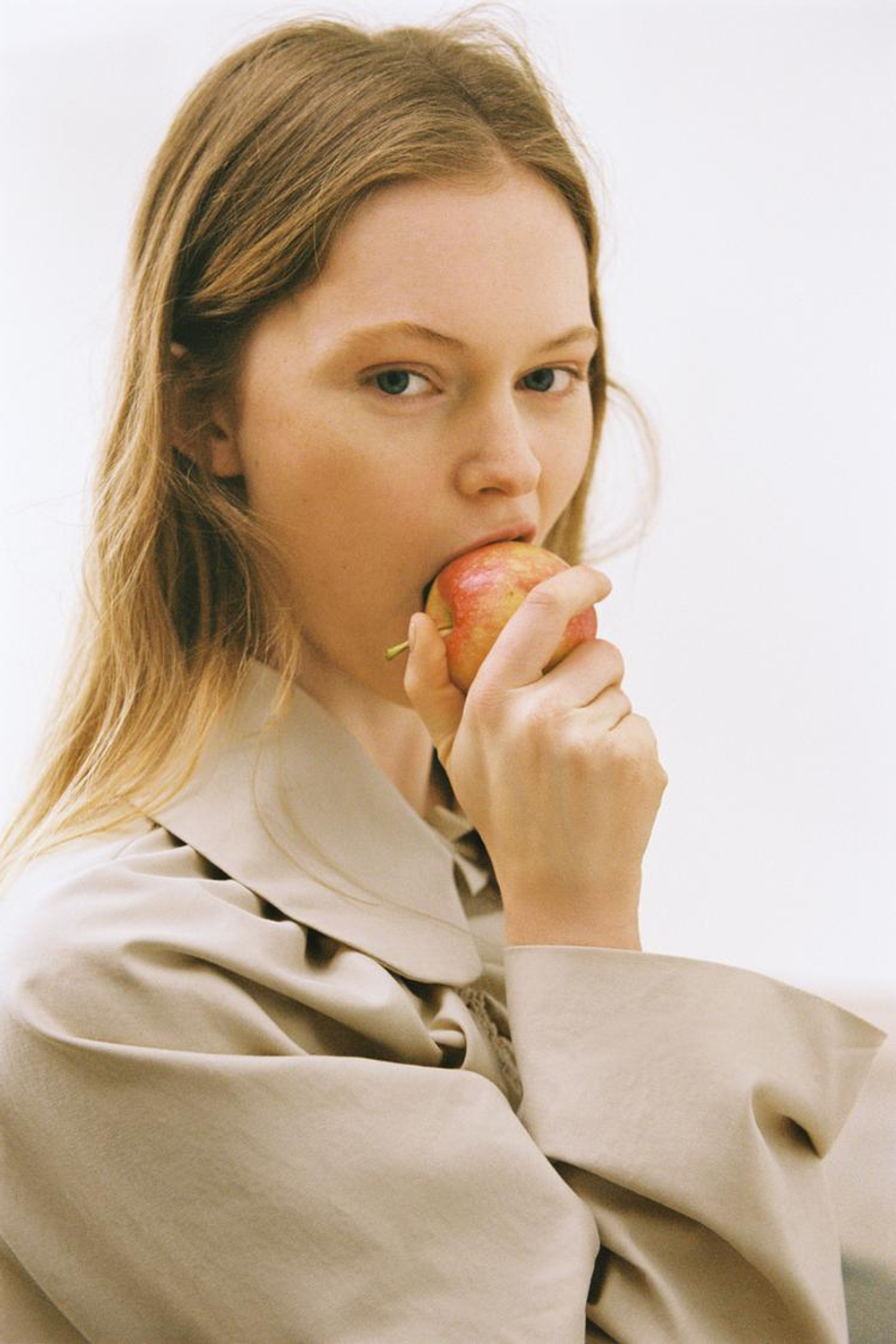 ZARA КОРОТКАЯ КУРТКА-ТРЕНЧ С РЮШАМИ, БЕЖЕВЫЙ