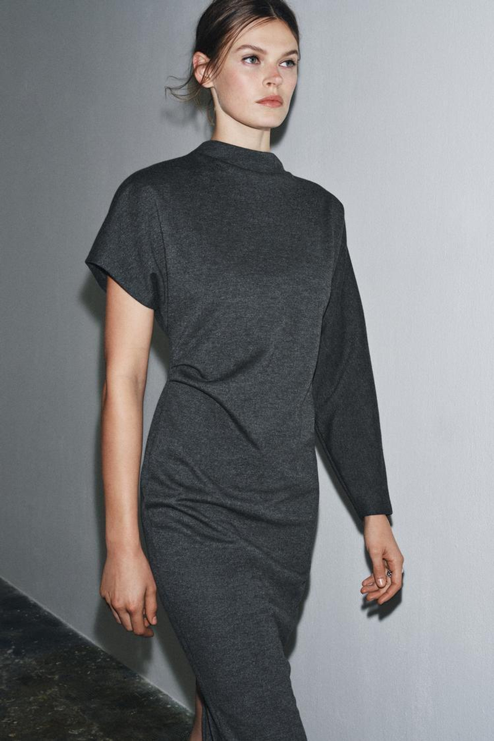 ZARA ДЛИННОЕ ПЛАТЬЕ АСИММЕТРИЧНОГО КРОЯ, АНТРАЦИТОВО-СЕРЫЙ