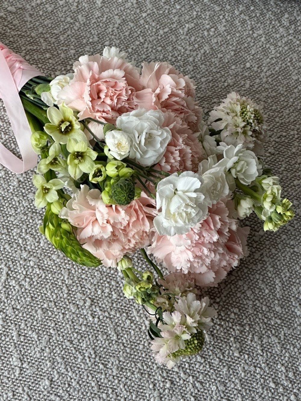 Свадебный букет из розовых диантусов, орнитогалума и маттиолы