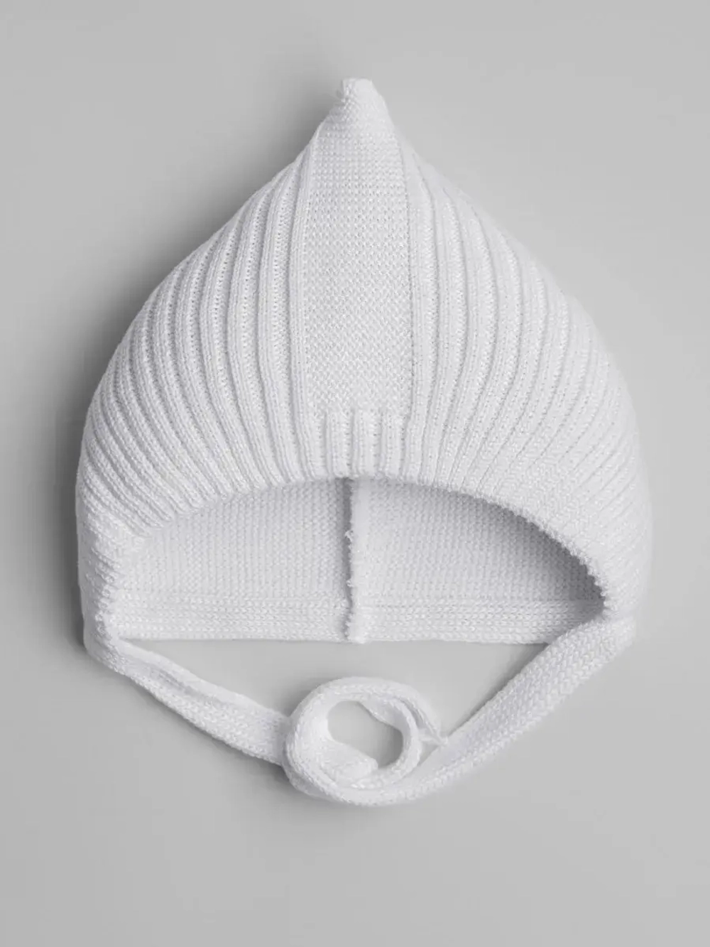 Чепчик для девочки вязаный на завязках на осень