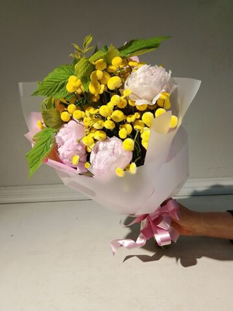 Летний солнечный букет с танацетумом и ароматными пионами Сара Бернард (С0034)