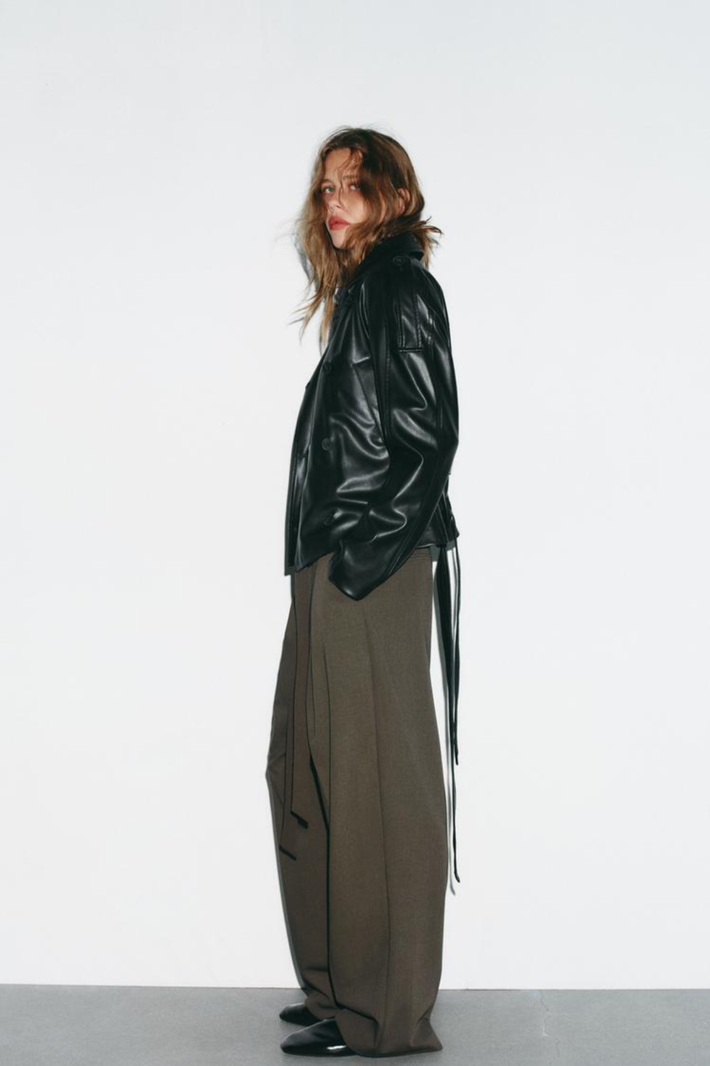 ZARA КОРОТКИЙ ТРЕНЧ ИЗ ИСКУССТВЕННОЙ КОЖИ, ЧЕРНЫЙ