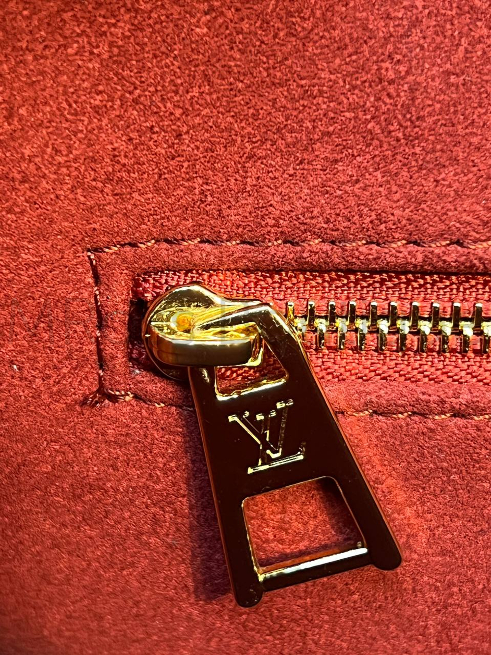 Черная сумка Louis Vuitton Onthego PM с узором монограм