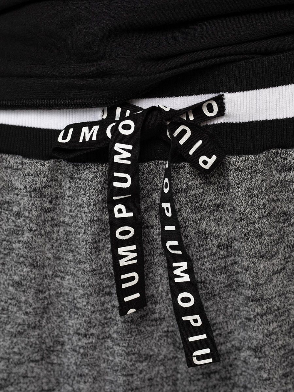 Женский спортивный костюм свободного силуэта