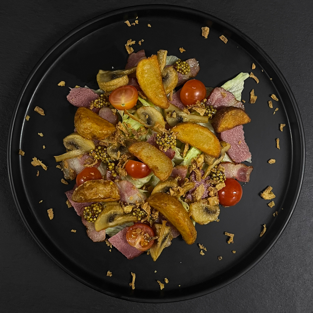 Салат с копчённой говядиной и беконом