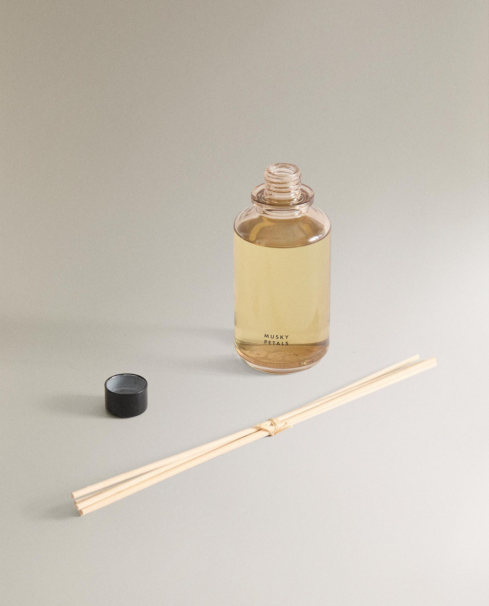 Zara Home MUSKY PETALS REED DIFFUSER — ароматический диффузор с тростниковыми палочками, Мускусные Лепестки, 190 мл