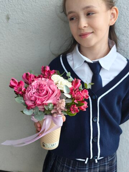 Композиция в стаканчике цветочный латте с розой, альстромерией и эвкалиптом