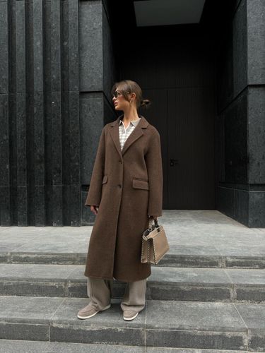 Длинное коричневое пальто из шерсти