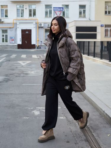 Удлиненный пуховик цвета хаки с манишкой-капюшоном