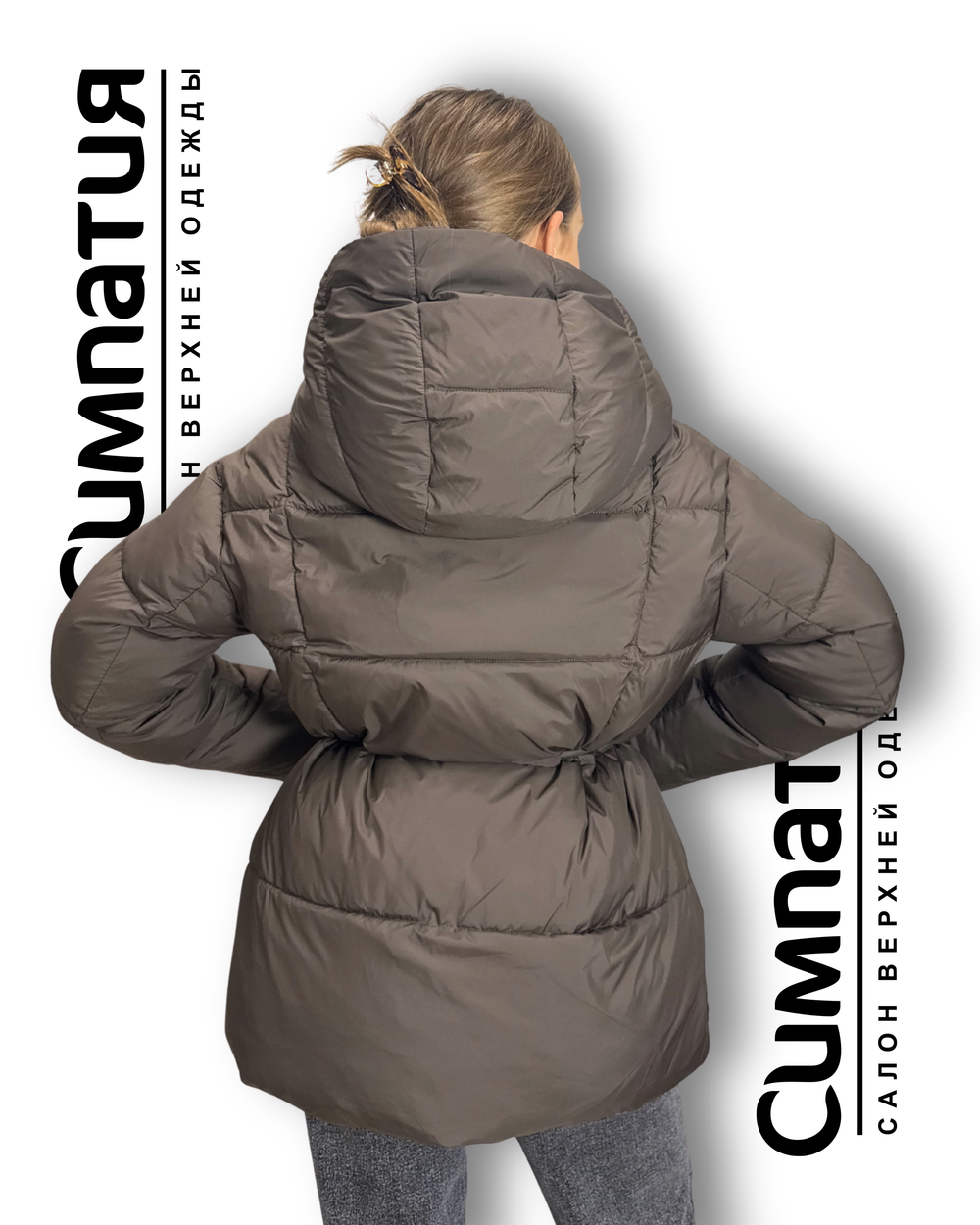 Стильный удлиненный пуховик в изысканном кофейном цвете с графитовым воротником стойка