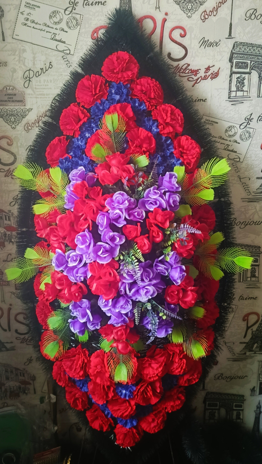 Венок 140 см гвоздика и василёк, букет мелких роз на листе