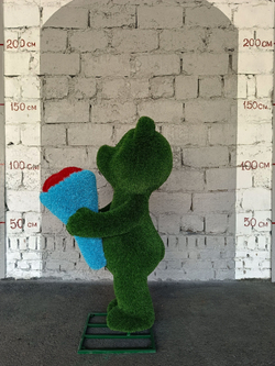 Мишка с букетом