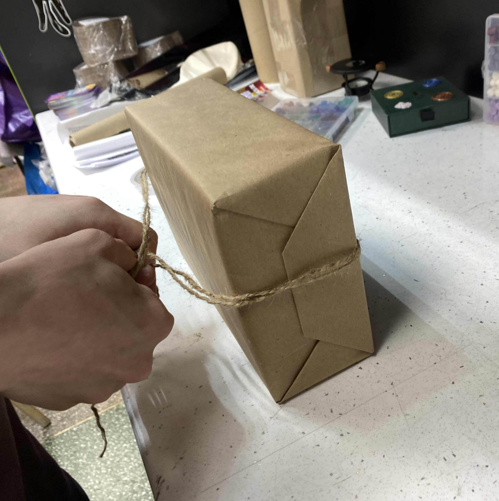 Крафт с сургучной печатью. Услуга по упаковке подарка.