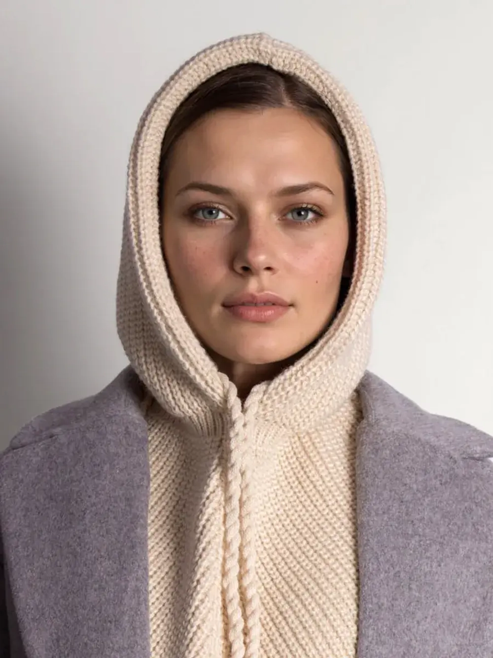 Капор женский вязаный бежевый