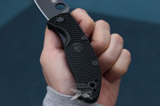 Складной нож Spyderco Tenacious Lightweight 122PBBK c клинком из стали 8Cr13MoV, рукоять FRN