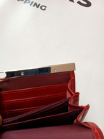 Кошелек из натуральной лакированной кожи.