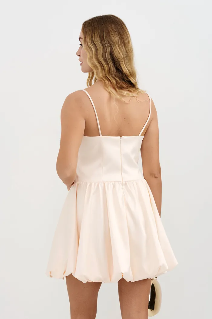 Платье из атласа с юбкой баллон ванильного цвета